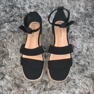 Black sandals/wedge/ espadrille.